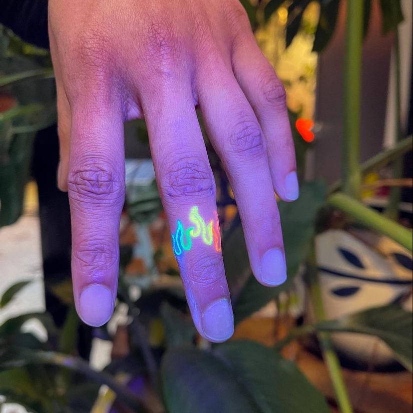 “Shine, burn, my star” - tattoos that change under ultraviolet light