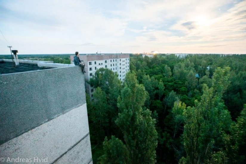 Singer wastes: the photographer-a roofer from Denmark shoots sex, ruins and rust