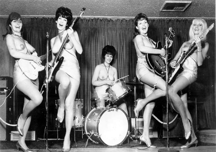 Singing breasts: musical topless groups of the second half of the XX century