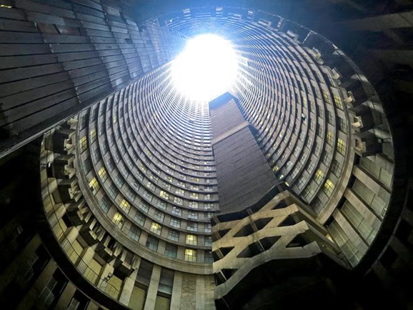 Skyscraper-well Ponte City Apartments: the highest and most problematic in Africa