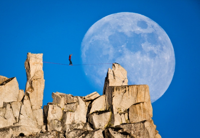 Slacklining - Walking on a loose rope