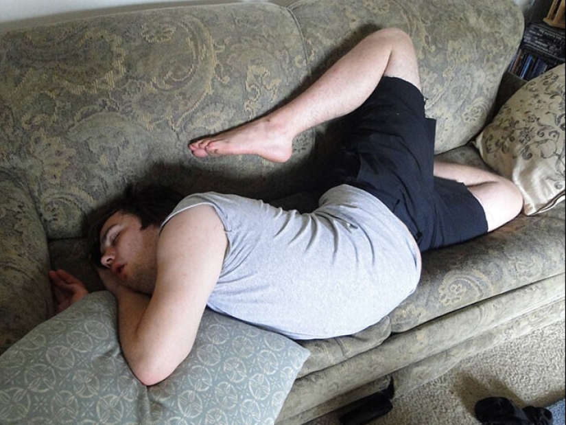 Sleep is sacred: people sleeping in the most ridiculous poses and locations