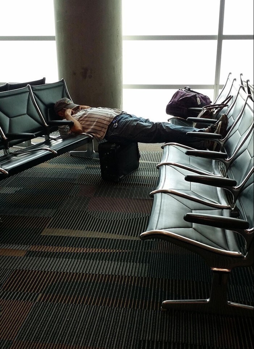 Sleep is sacred: people sleeping in the most ridiculous poses and locations