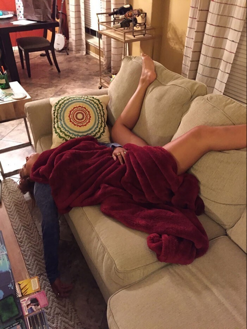 Sleep is sacred: people sleeping in the most ridiculous poses and locations