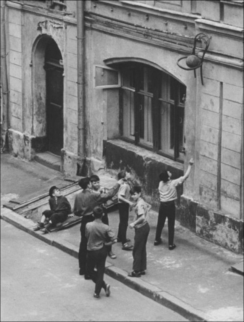 Sobre las olas de la memoria: cómo vivíamos y jugábamos en los patios de nuestra infancia