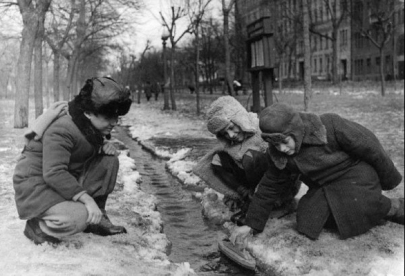 Sobre las olas de la memoria: cómo vivíamos y jugábamos en los patios de nuestra infancia