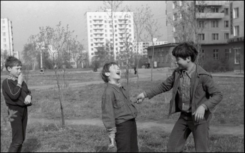 Sobre las olas de la memoria: cómo vivíamos y jugábamos en los patios de nuestra infancia