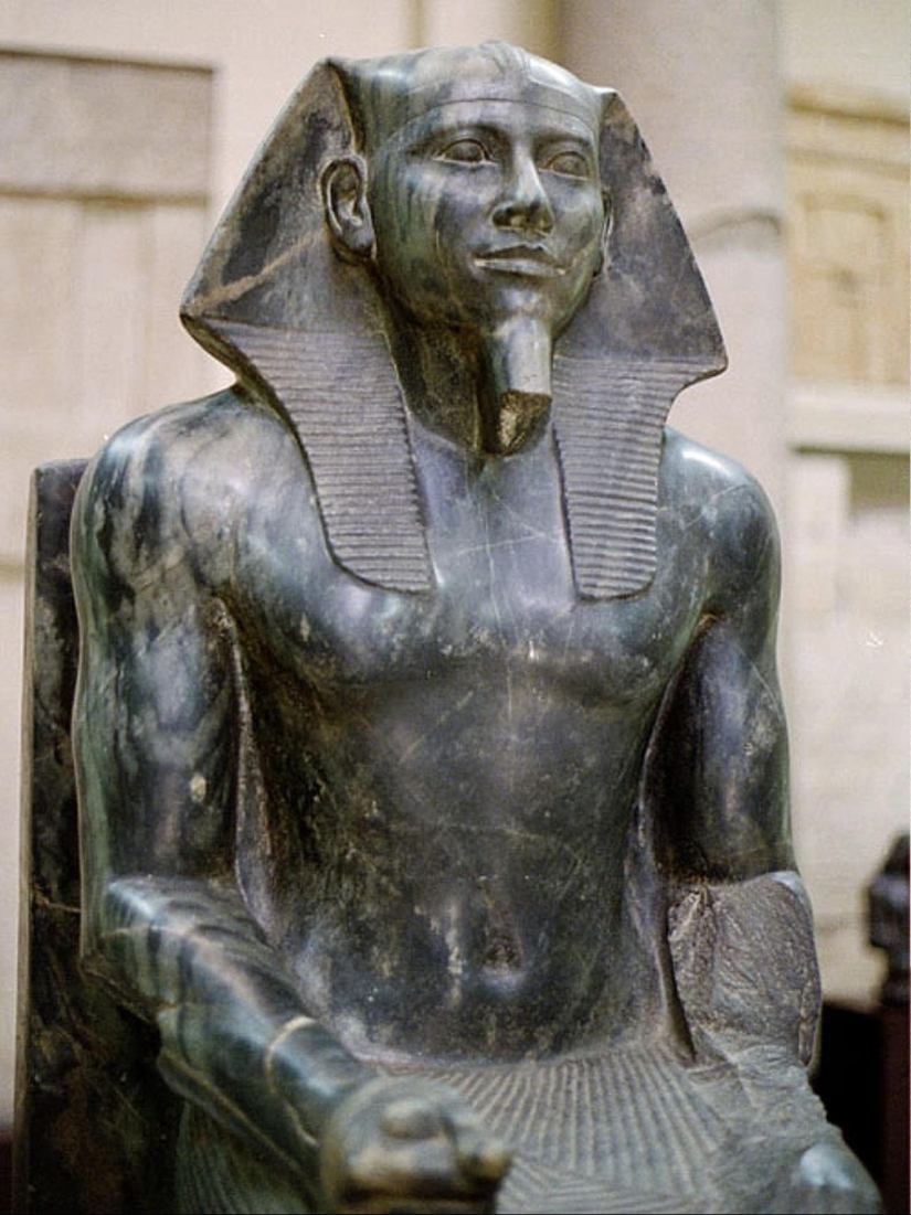 Standing before pyramids and had a different head: what secrets associated with the Egyptian Sphinx