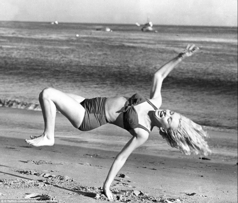 Stars of Hollywood&#39;s Golden Age in Black and White Album of Glamorous Beach Photos