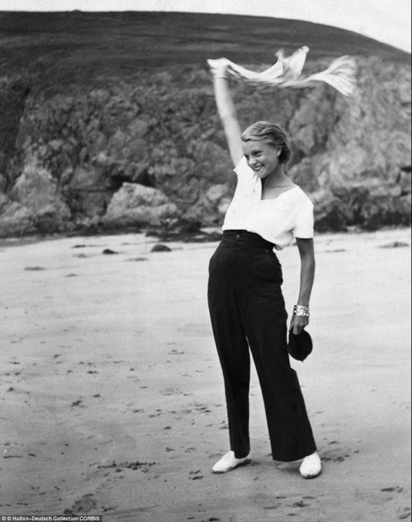 Stars of Hollywood&#39;s Golden Age in Black and White Album of Glamorous Beach Photos