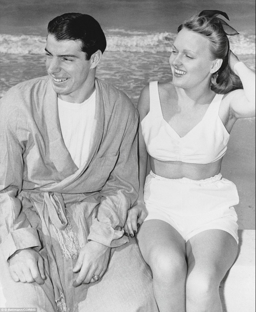 Stars of Hollywood&#39;s Golden Age in Black and White Album of Glamorous Beach Photos