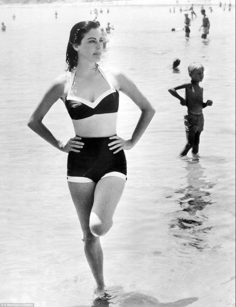 Stars of Hollywood&#39;s Golden Age in Black and White Album of Glamorous Beach Photos