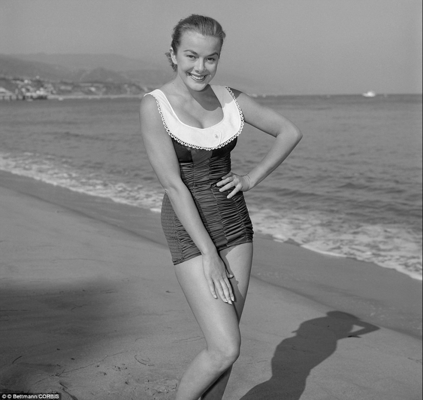 Stars of Hollywood&#39;s Golden Age in Black and White Album of Glamorous Beach Photos