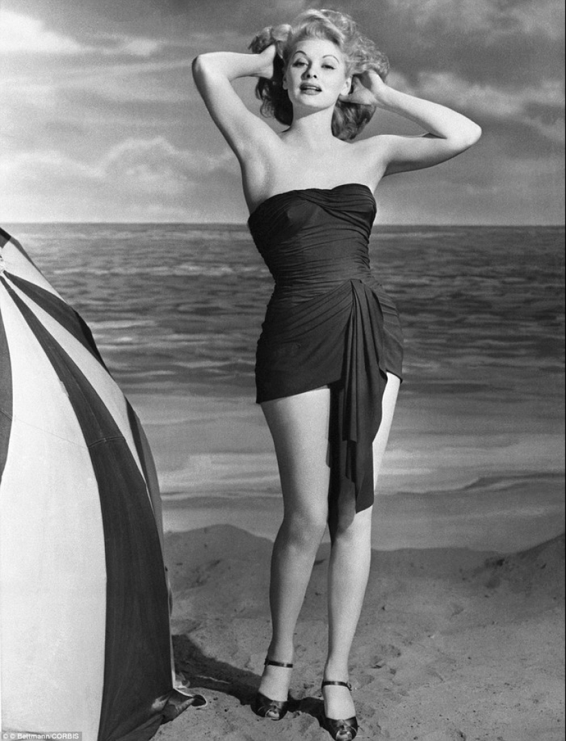 Stars of Hollywood&#39;s Golden Age in Black and White Album of Glamorous Beach Photos