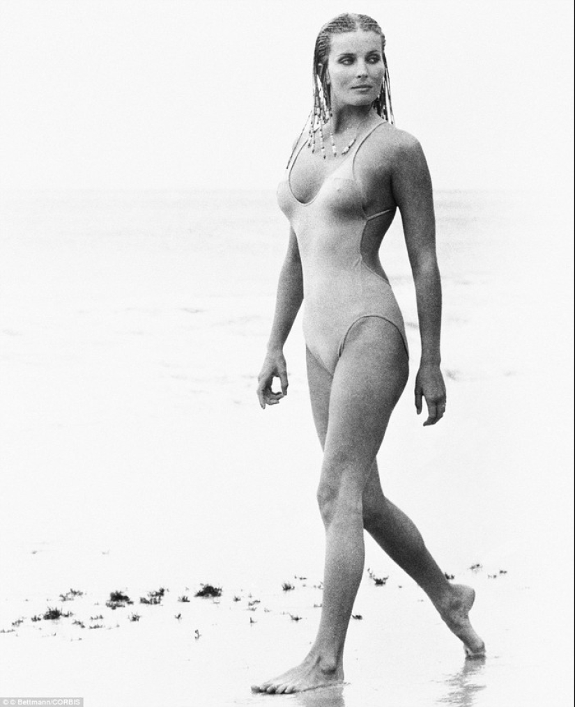 Stars of Hollywood&#39;s Golden Age in Black and White Album of Glamorous Beach Photos