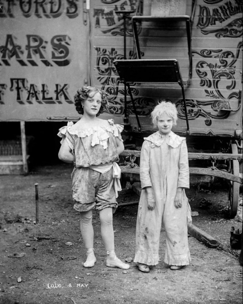 Strange costumes, acrobats and creepy clowns - photos of a traveling circus in 1910
