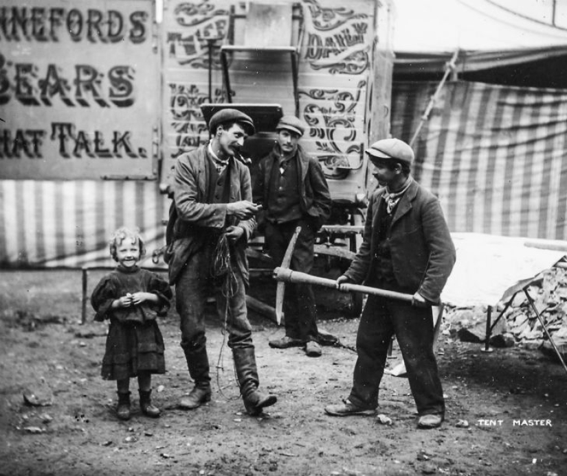 Strange costumes, acrobats and creepy clowns - photos of a traveling circus in 1910