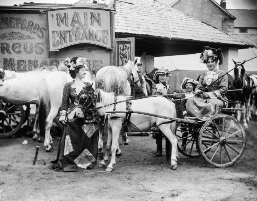 Strange costumes, acrobats and creepy clowns - photos of a traveling circus in 1910