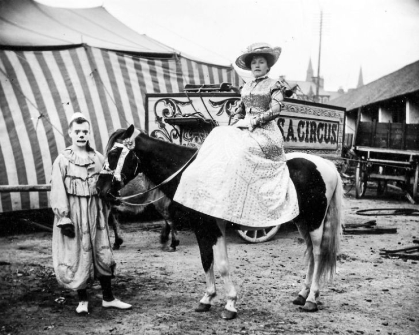 Strange costumes, acrobats and creepy clowns - photos of a traveling circus in 1910