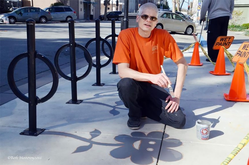 Street Artist Replaces 20 City Shadows With Flowers and Monkeys, and Many Didn&#39;t Even Notice