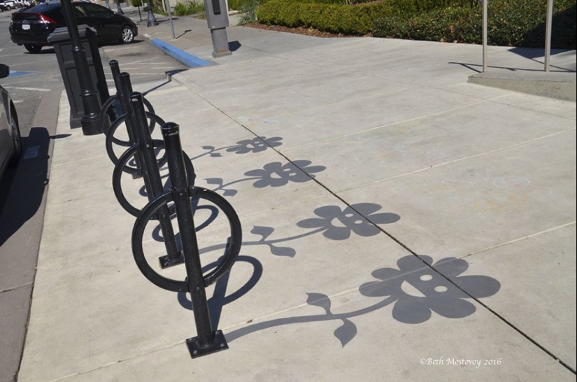 Street Artist Replaces 20 City Shadows With Flowers and Monkeys, and Many Didn&#39;t Even Notice