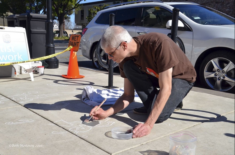 Street Artist Replaces 20 City Shadows With Flowers and Monkeys, and Many Didn&#39;t Even Notice