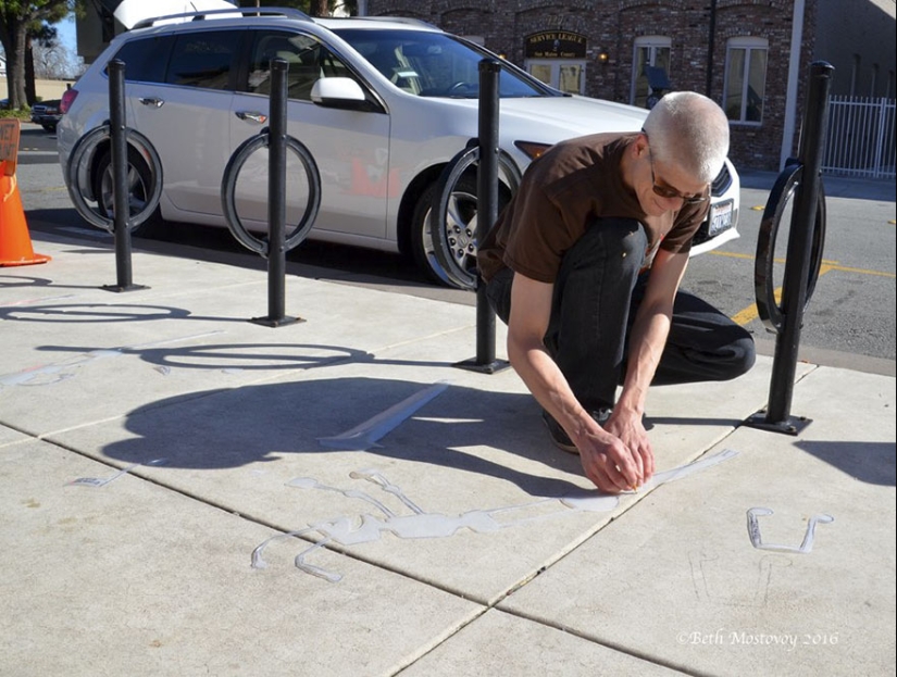 Street Artist Replaces 20 City Shadows With Flowers and Monkeys, and Many Didn&#39;t Even Notice