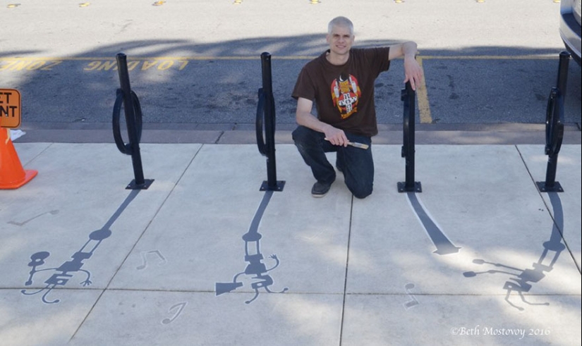 Street Artist Replaces 20 City Shadows With Flowers and Monkeys, and Many Didn&#39;t Even Notice