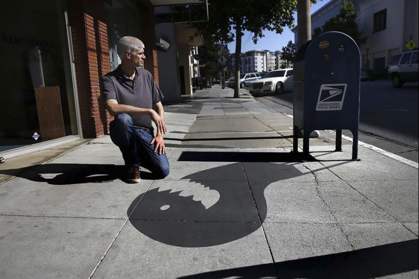 Street Artist Replaces 20 City Shadows With Flowers and Monkeys, and Many Didn&#39;t Even Notice