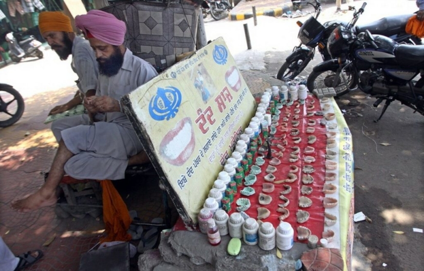 Street dentists in India: service for the brave and not squeamish