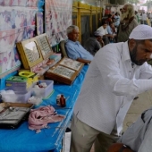 Street dentists in India: service for the brave and not squeamish