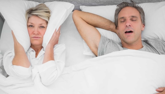 Sueño tranquilo: Tres consejos simples de expertos en sueño sobre cómo lidiar con los ronquidos