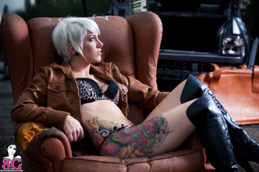 Suicide Girls Project: how to make a business naked body with tattoos and piercings