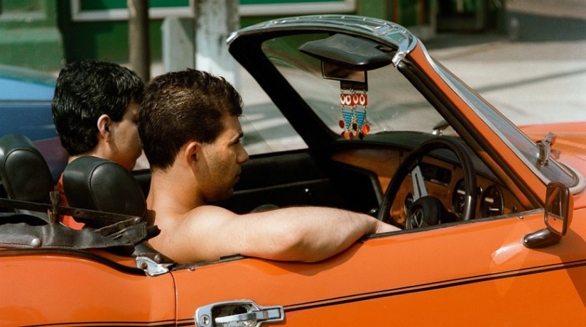 Summer traffic: photos of drivers in traffic jams on London roads of the 80s