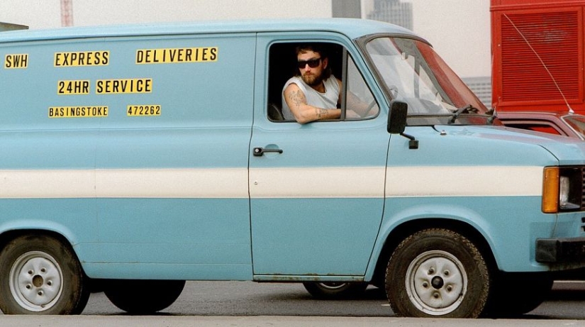 Summer traffic: photos of drivers in traffic jams on London roads of the 80s