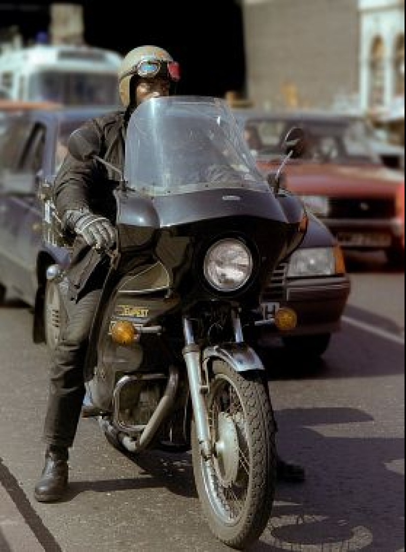 Summer traffic: photos of drivers in traffic jams on London roads of the 80s