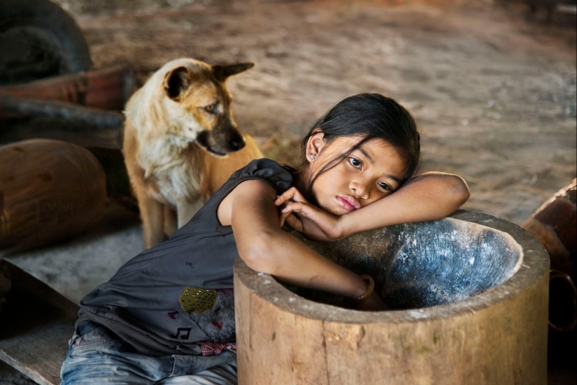 Tú y yo somos de la misma sangre: 35 increíbles fotografías de personas y animales de Steve McCurry