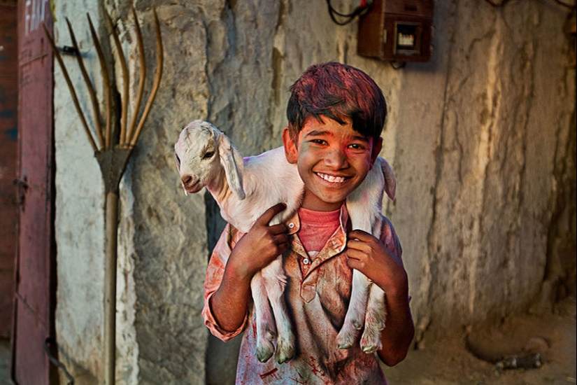 Tú y yo somos de la misma sangre: 35 increíbles fotografías de personas y animales de Steve McCurry