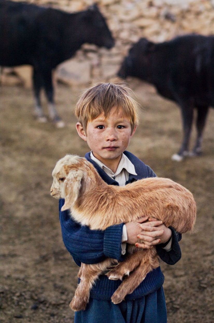 Tú y yo somos de la misma sangre: 35 increíbles fotografías de personas y animales de Steve McCurry