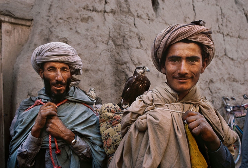 Tú y yo somos de la misma sangre: 35 increíbles fotografías de personas y animales de Steve McCurry