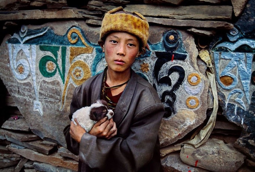 Tú y yo somos de la misma sangre: 35 increíbles fotografías de personas y animales de Steve McCurry