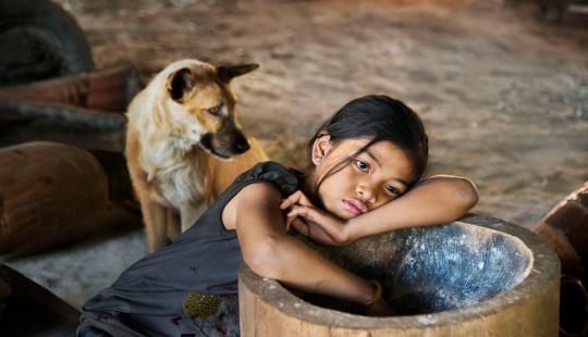 Tú y yo somos de la misma sangre: 35 increíbles fotografías de personas y animales de Steve McCurry