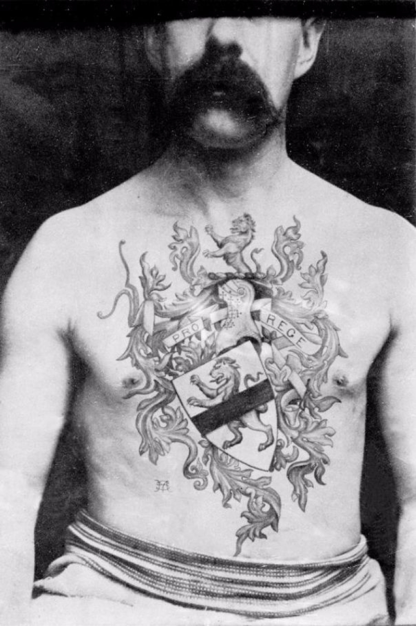 Tatuajes de lujo de la época victoriana: querubines, dragones y escudos de armas