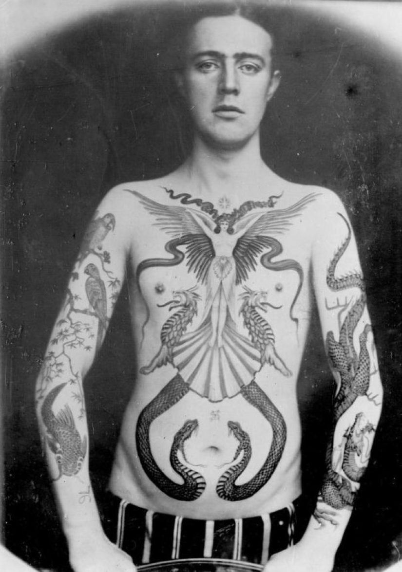 Tatuajes de lujo de la época victoriana: querubines, dragones y escudos de armas