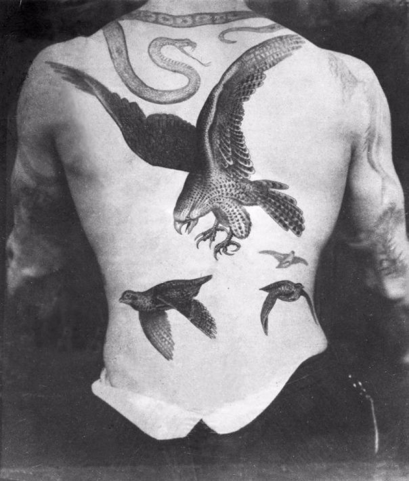 Tatuajes de lujo de la época victoriana: querubines, dragones y escudos de armas