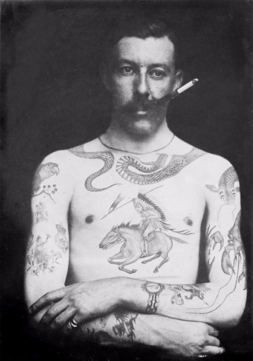 Tatuajes de lujo de la época victoriana: querubines, dragones y escudos de armas