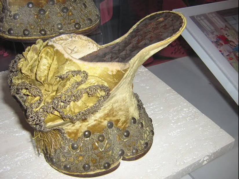 Terribly uncomfortable shoes of medieval women