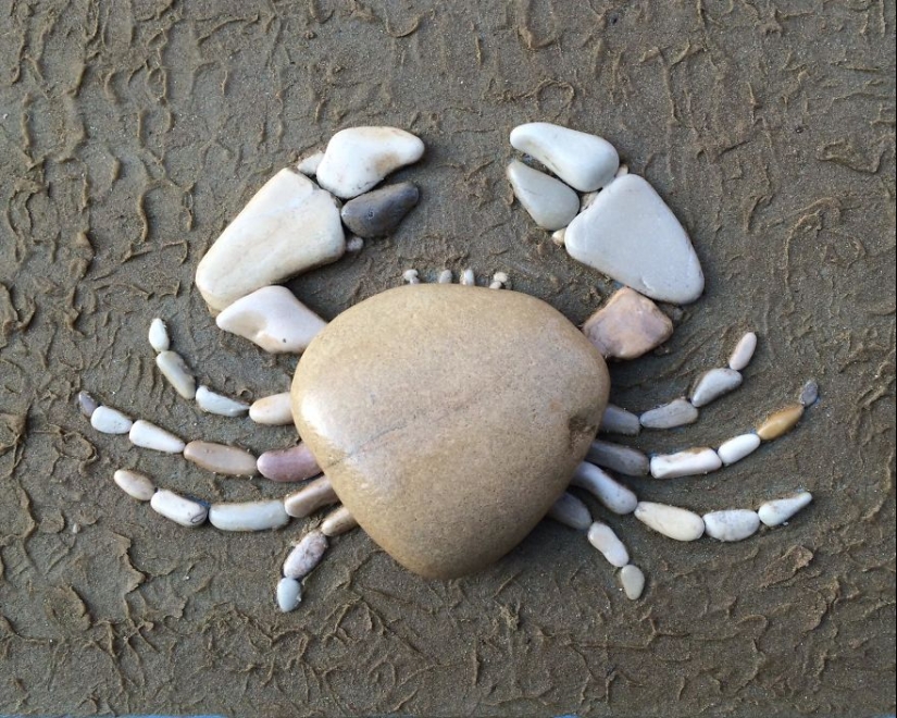 The artist makes amazingly realistic paintings from stones found on the beach