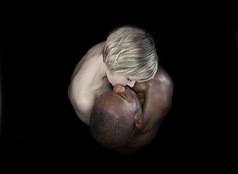 The beauty of a kiss in the photo series of the British photographer Andy Barter