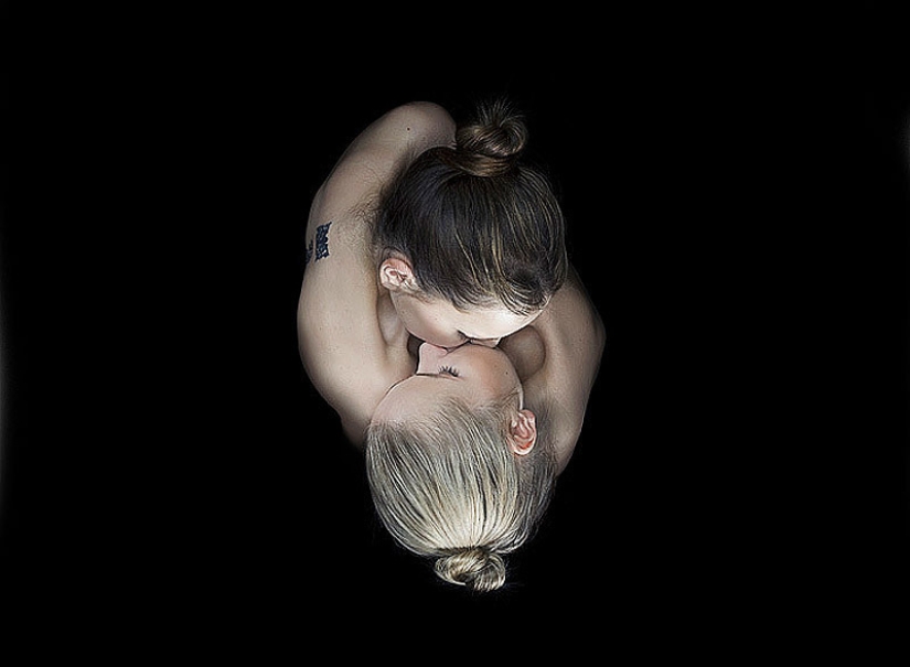 The beauty of a kiss in the photo series of the British photographer Andy Barter